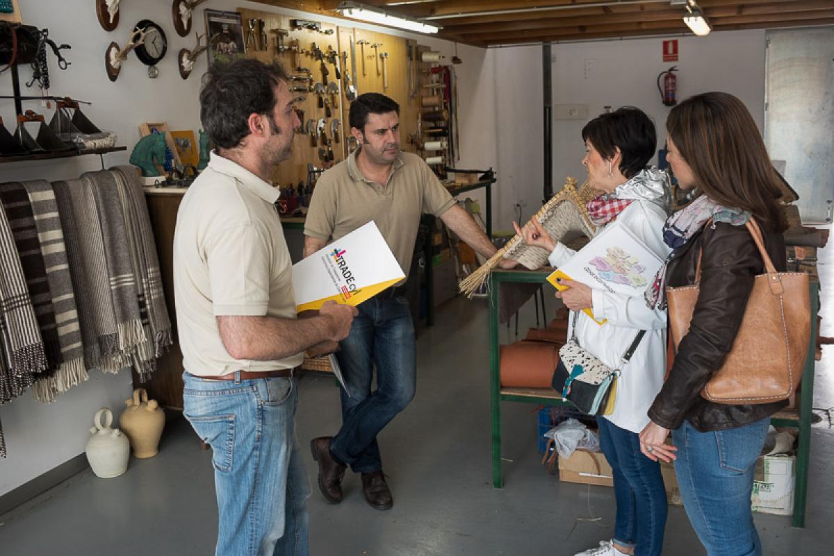Visita de la responsable de Tradecyl  a los artesanos de Portillo, Valladolid.